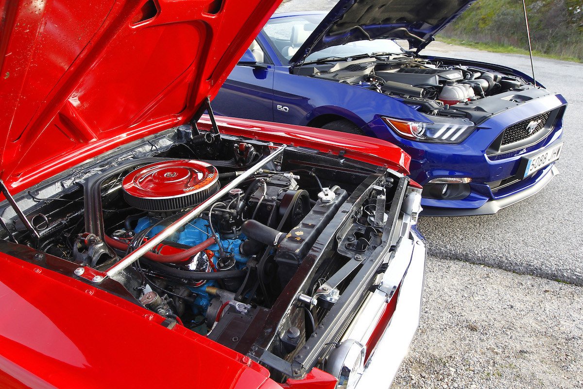 Paseo con el Ford Mustang GT de 1966 y de 2015
