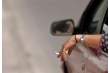 Tirar colillas por la ventana del coche podrá suponer la cárcel
