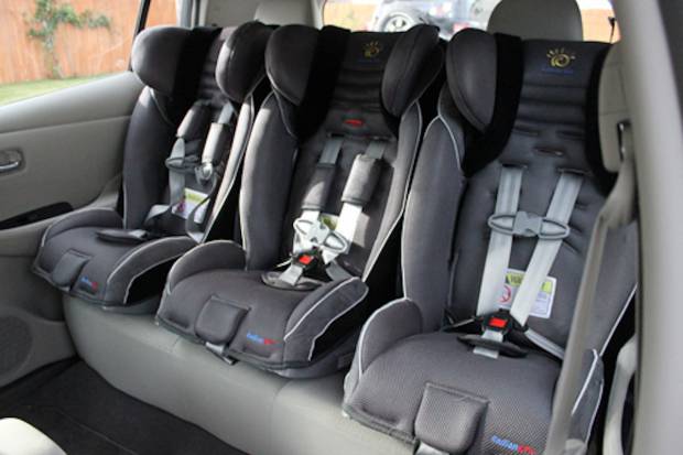 Cómo poner tres sillas infantiles en el coche