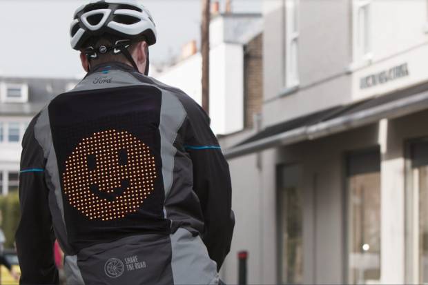 VÍDEO: Ford crea la 'chaqueta emoji' para mejorar la comunicación de los ciclistas