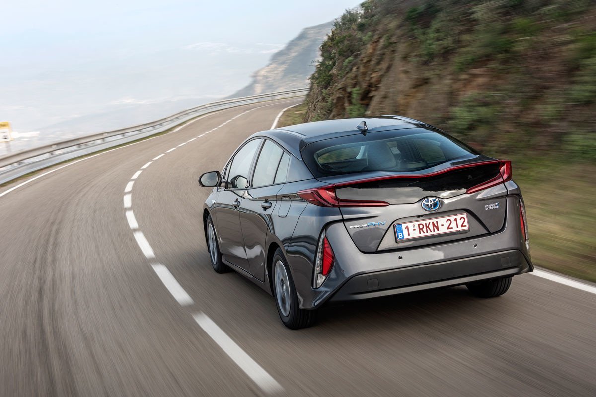 Nuevo Toyota Prius Plug-in: así es el nuevo híbrido enchufable con techo solar