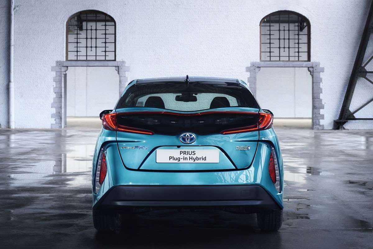 Nuevo Toyota Prius Plug-in: así es el nuevo híbrido enchufable con techo solar