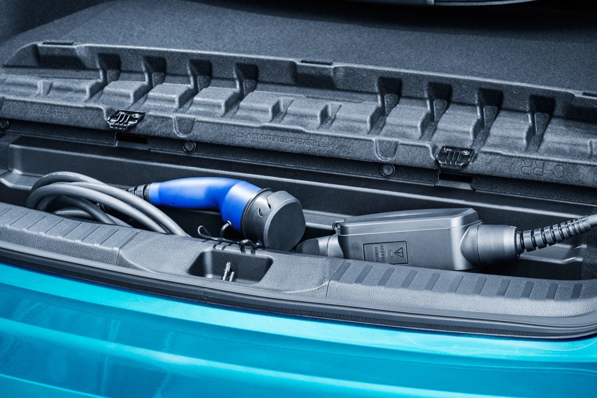 Nuevo Toyota Prius Plug-in: así es el nuevo híbrido enchufable con techo solar
