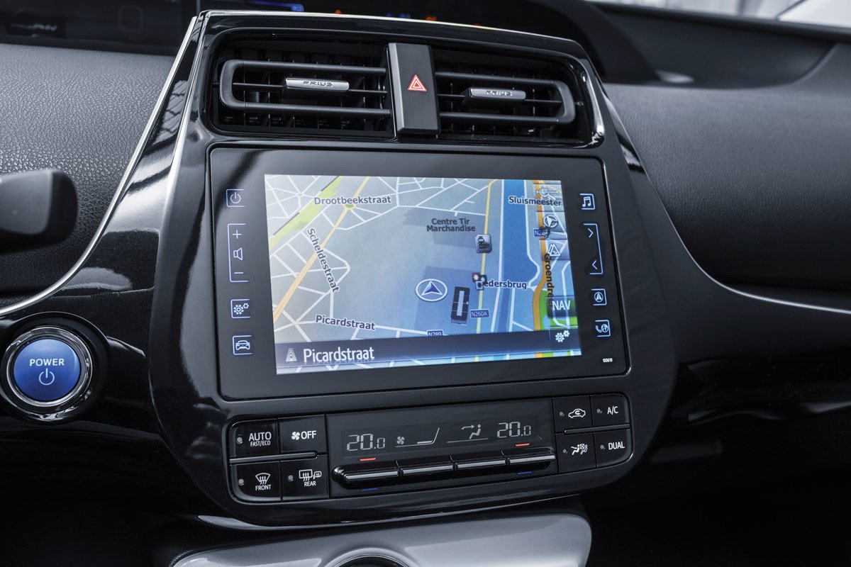 Nuevo Toyota Prius Plug-in: así es el nuevo híbrido enchufable con techo solar