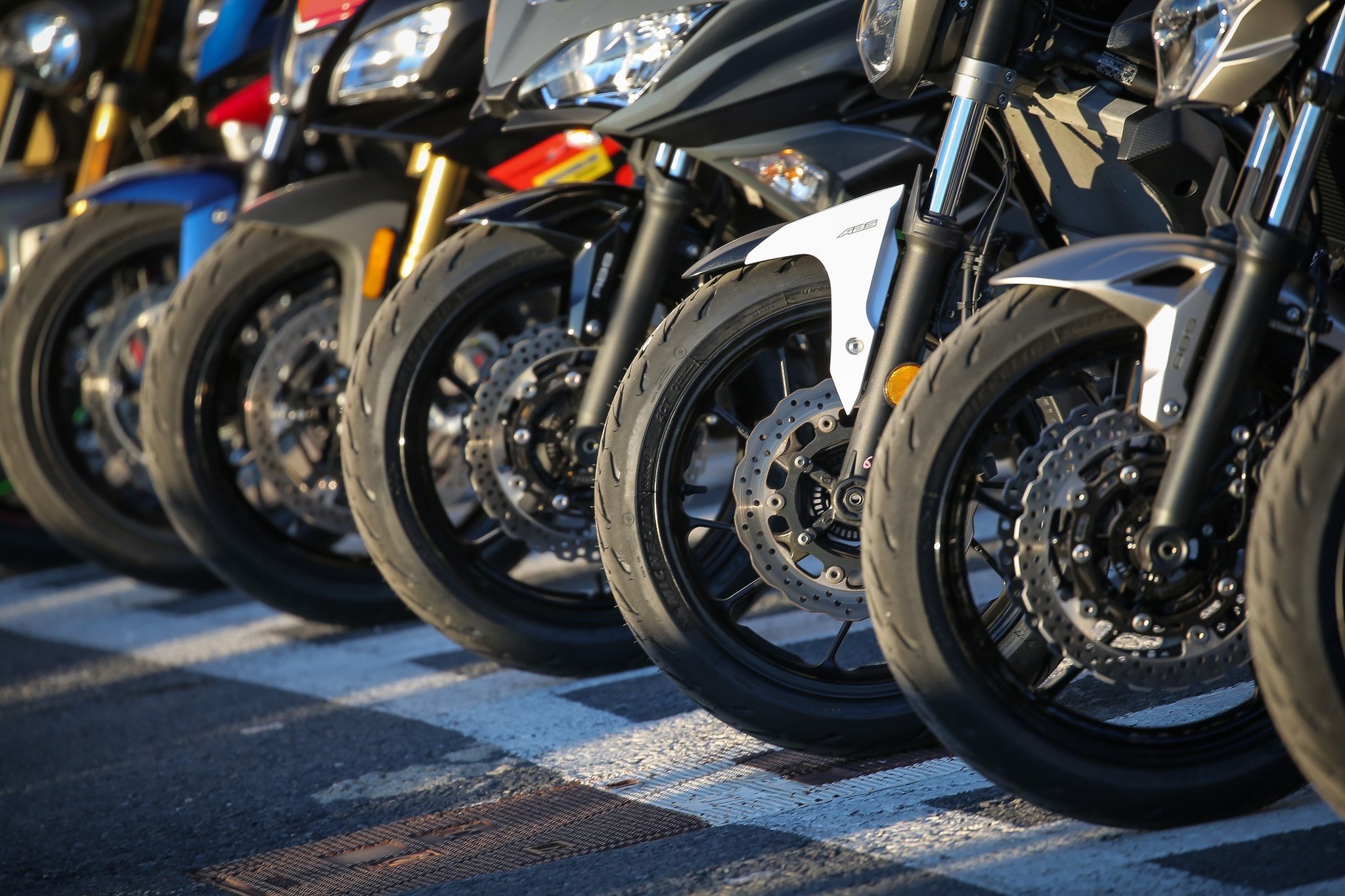 revisar los neumáticos de la moto tras el verano