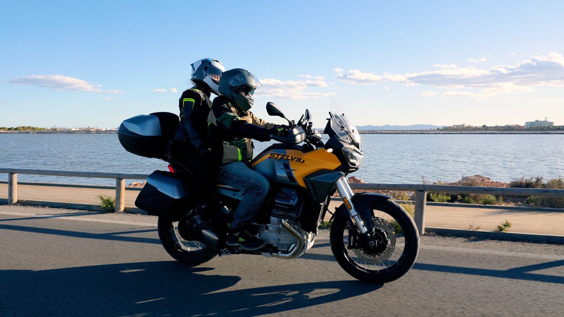 revisar los neumáticos de la moto tras el verano