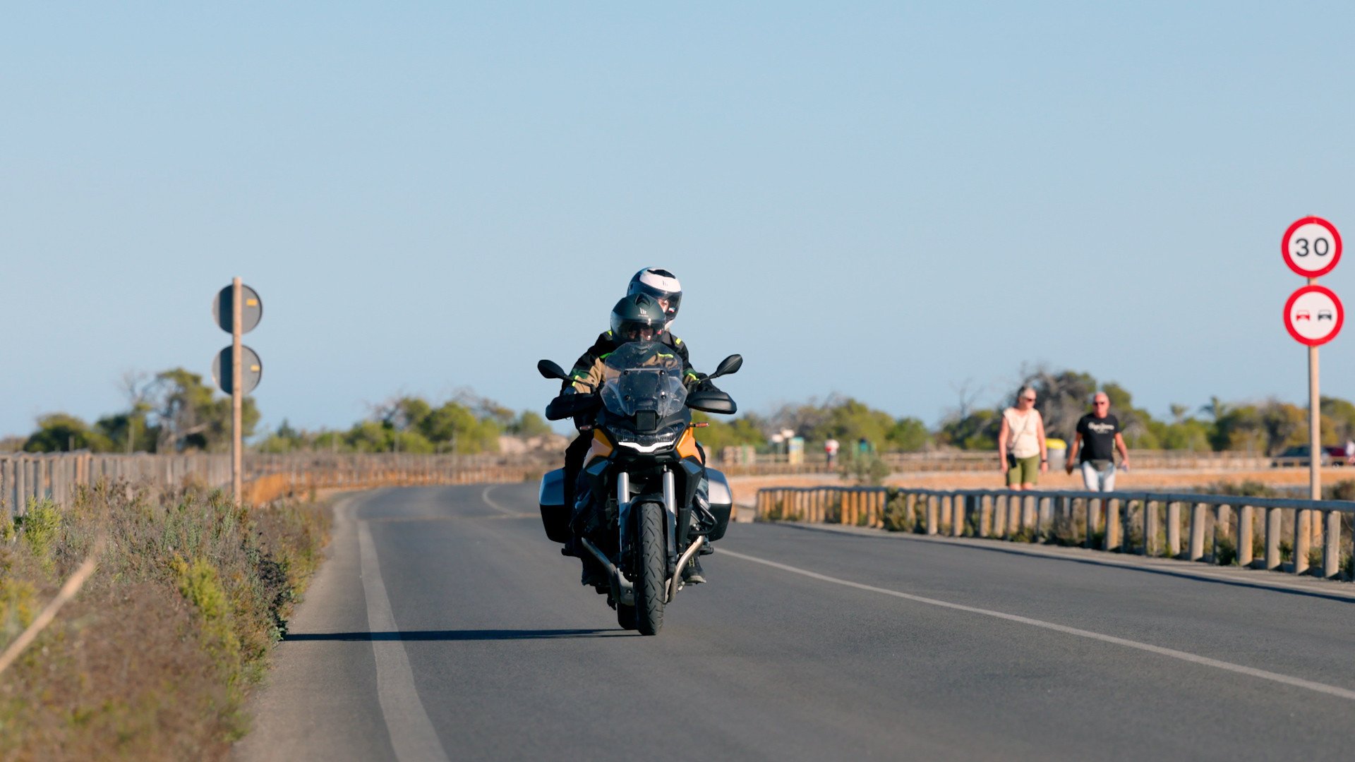 revisar los neumáticos de la moto tras el verano