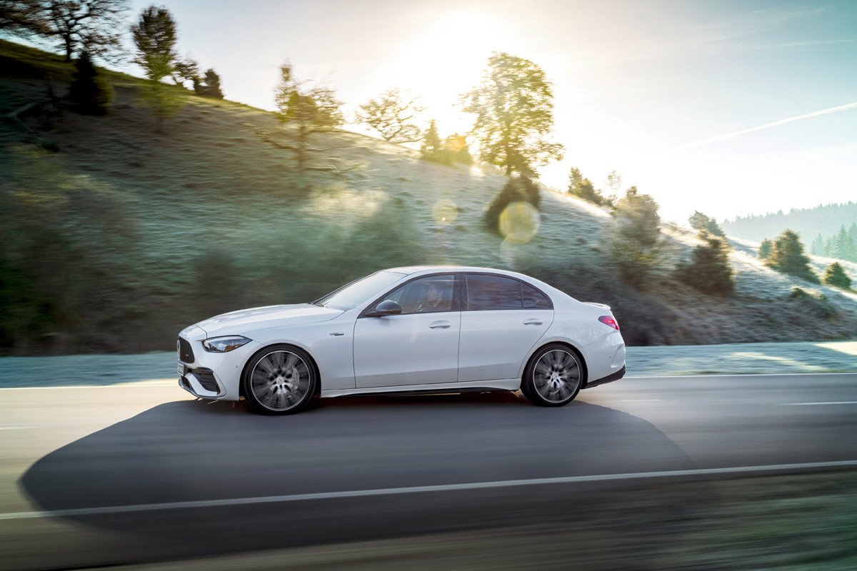 Nuevo Mercedes-AMG C 43: baja a 4 cilindros, sube la potencia y estrena turbo eléctrico