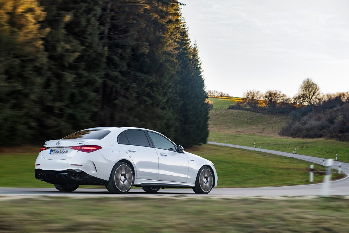 Nuevo Mercedes-AMG C 43: baja a 4 cilindros, sube la potencia y estrena turbo eléctrico