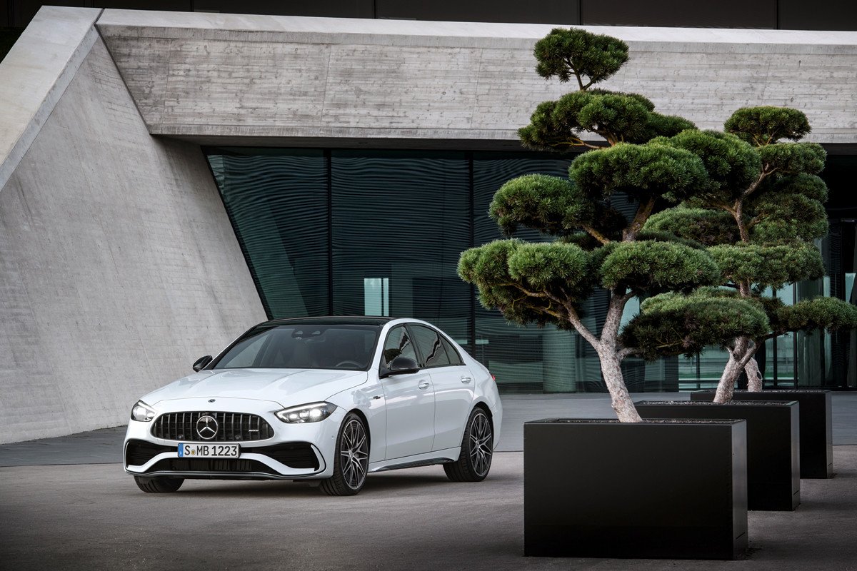 Nuevo Mercedes-AMG C 43: baja a 4 cilindros, sube la potencia y estrena turbo eléctrico