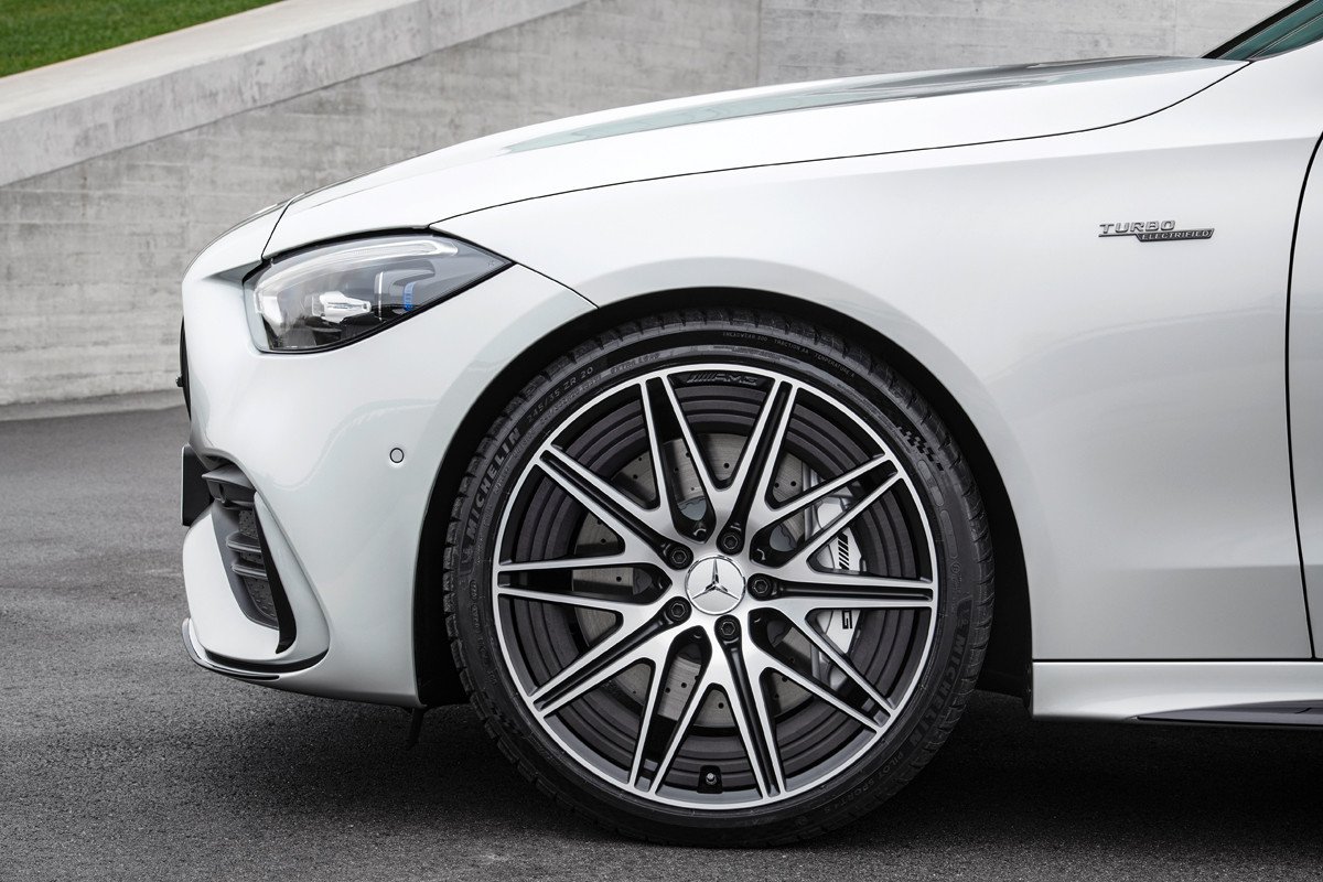 Nuevo Mercedes-AMG C 43: baja a 4 cilindros, sube la potencia y estrena turbo eléctrico