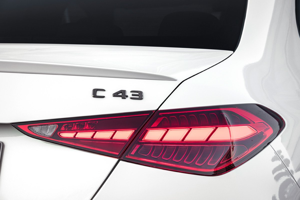 Nuevo Mercedes-AMG C 43: baja a 4 cilindros, sube la potencia y estrena turbo eléctrico
