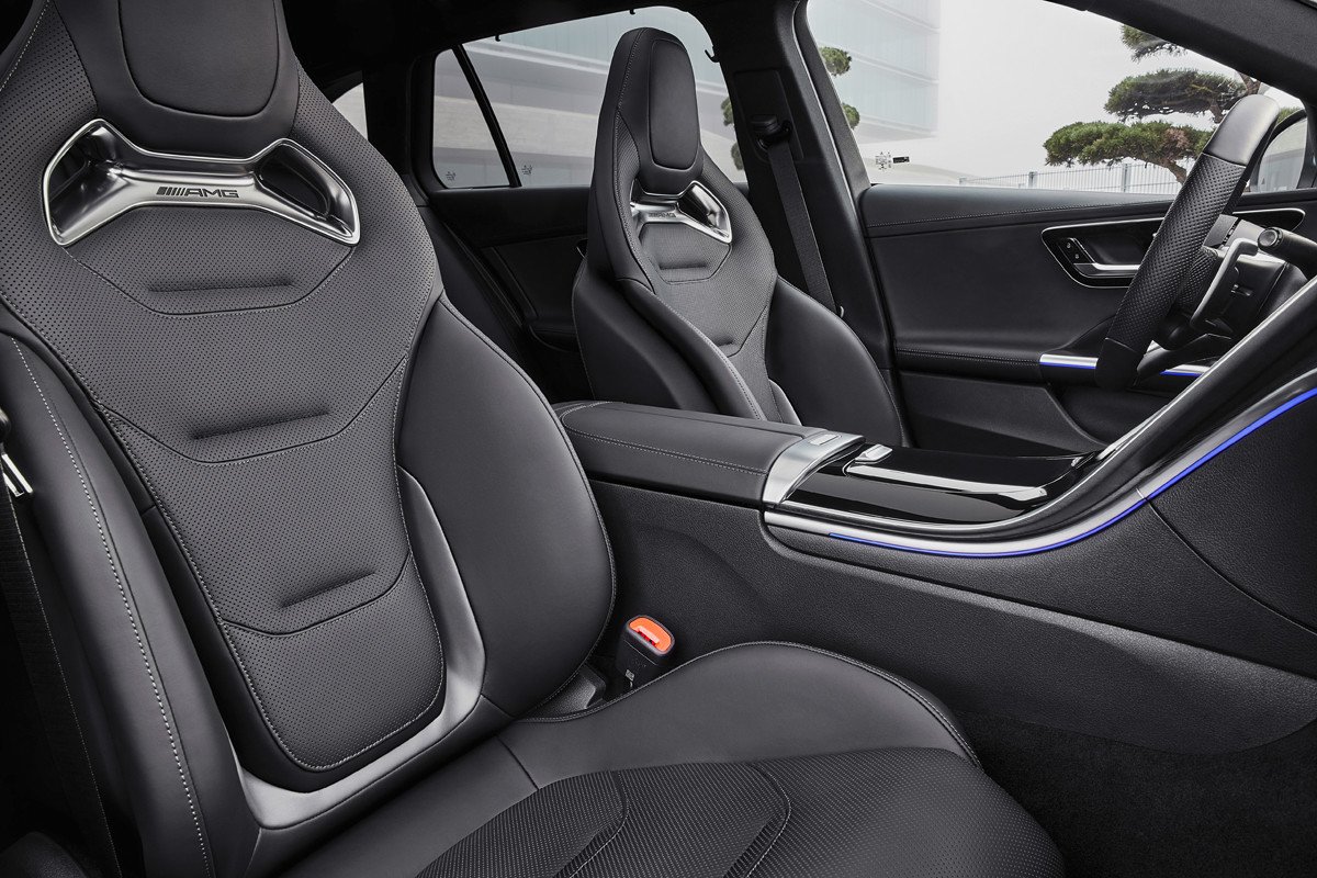 Nuevo Mercedes-AMG C 43: baja a 4 cilindros, sube la potencia y estrena turbo eléctrico