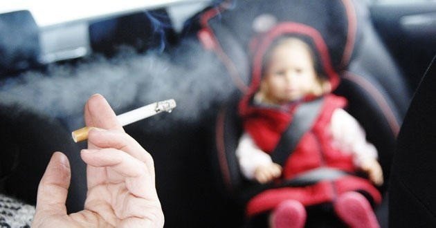 Tirar una colilla de cigarrillo por la ventana del coche: multas y pérdida de puntos