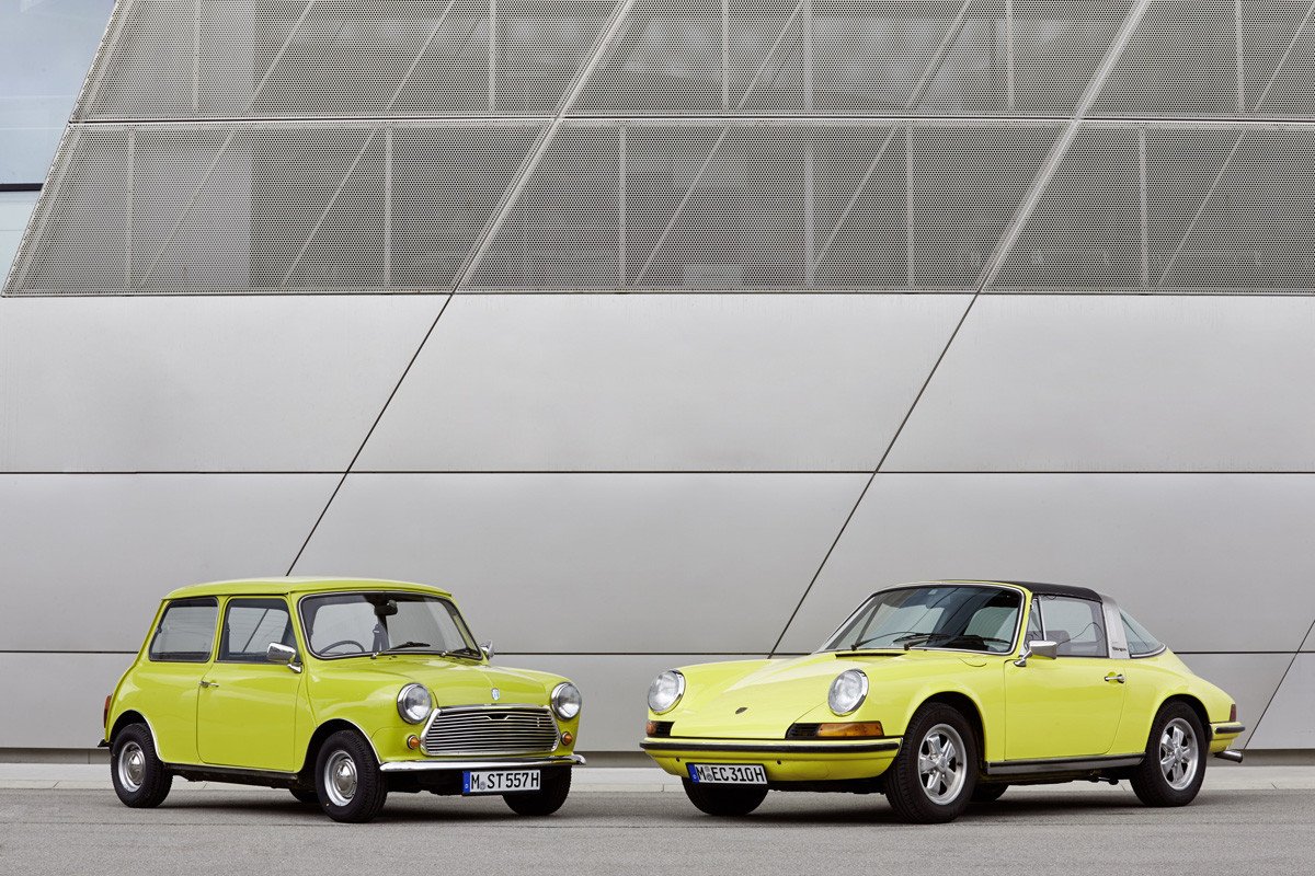 El MINI felicita al Porsche 911 por su 50 cumpleaños