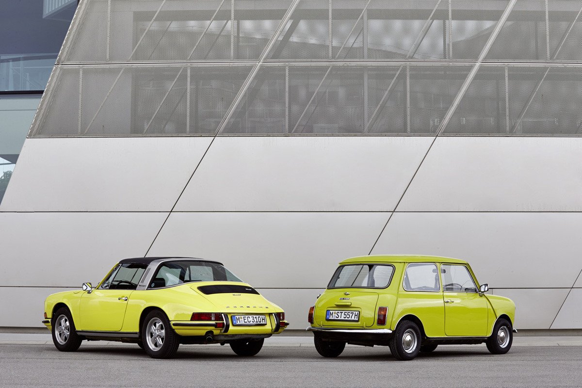 El MINI felicita al Porsche 911 por su 50 cumpleaños