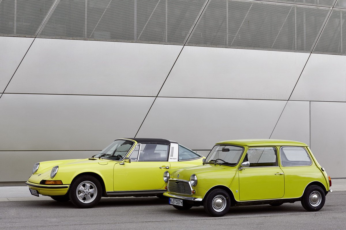 El MINI felicita al Porsche 911 por su 50 cumpleaños