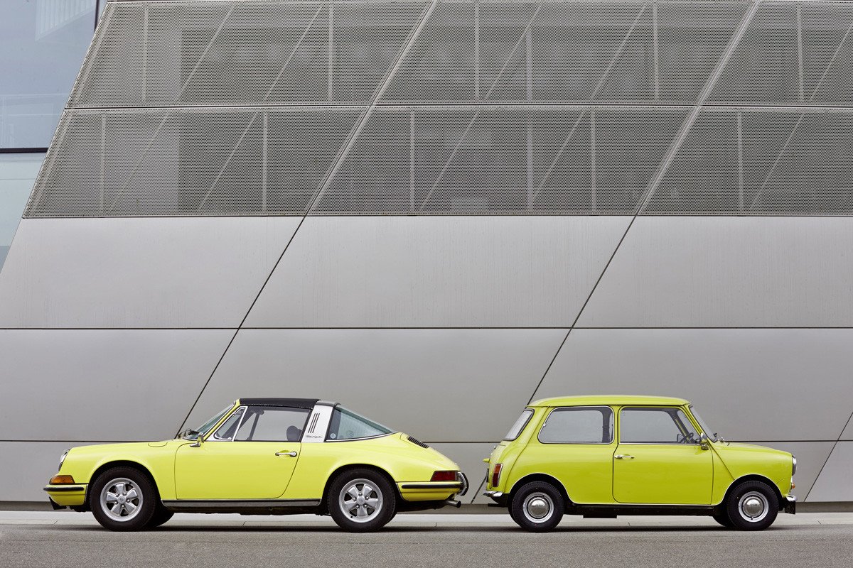 El MINI felicita al Porsche 911 por su 50 cumpleaños