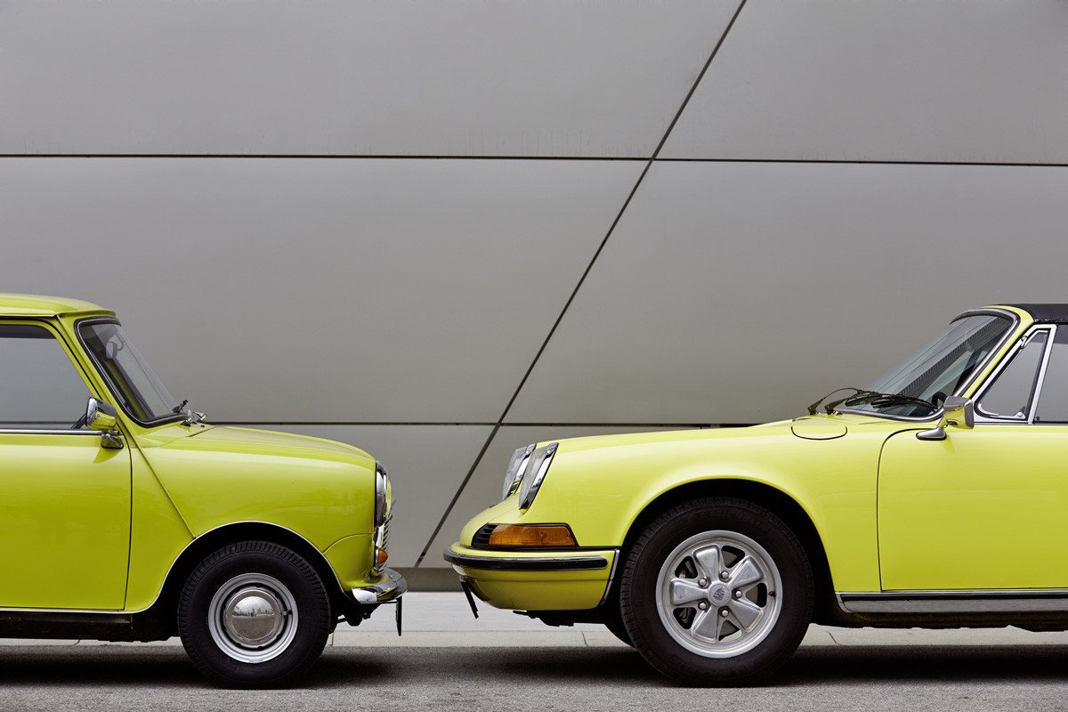 El MINI felicita al Porsche 911 por su 50 cumpleaños