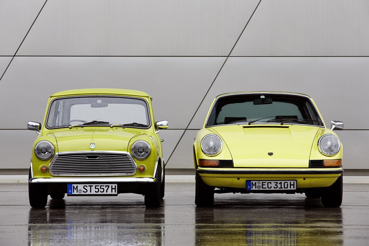 El MINI felicita al Porsche 911 por su 50 cumpleaños