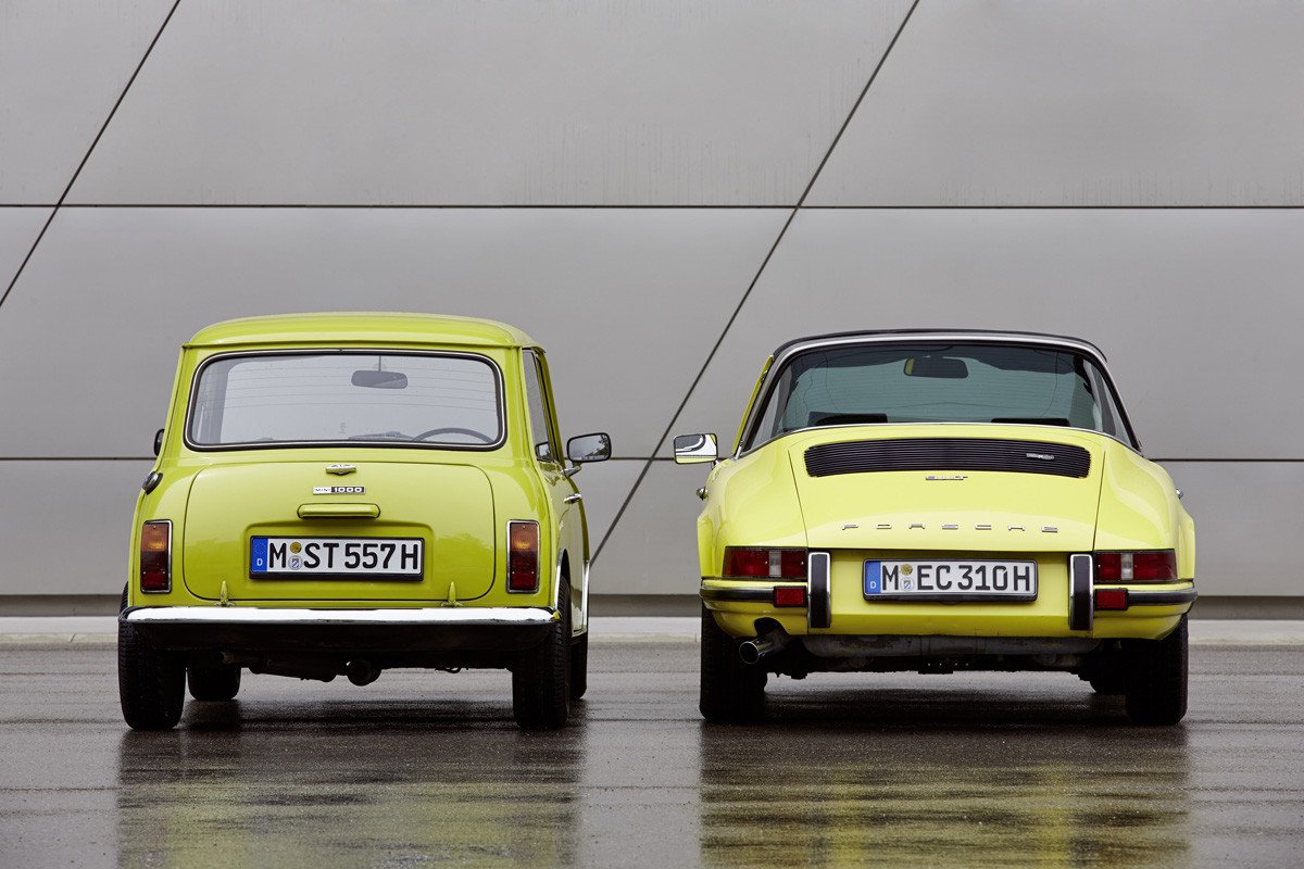 El MINI felicita al Porsche 911 por su 50 cumpleaños