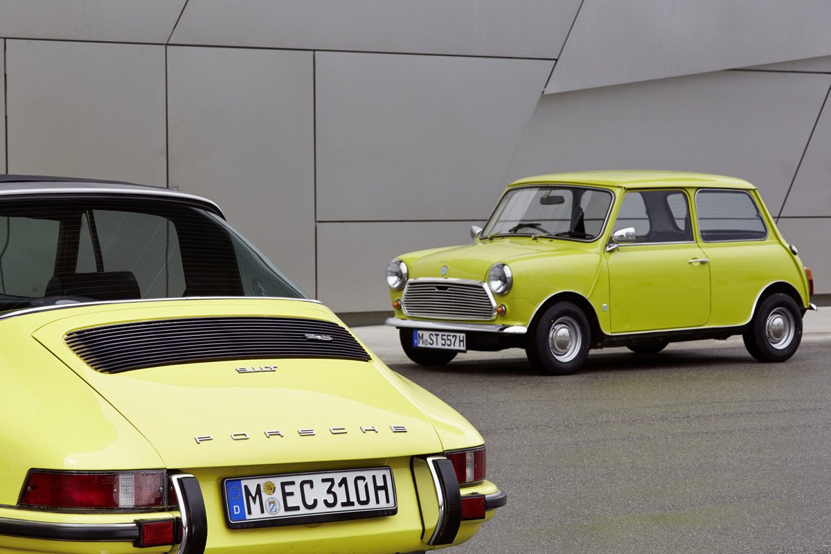 El MINI felicita al Porsche 911 por su 50 cumpleaños