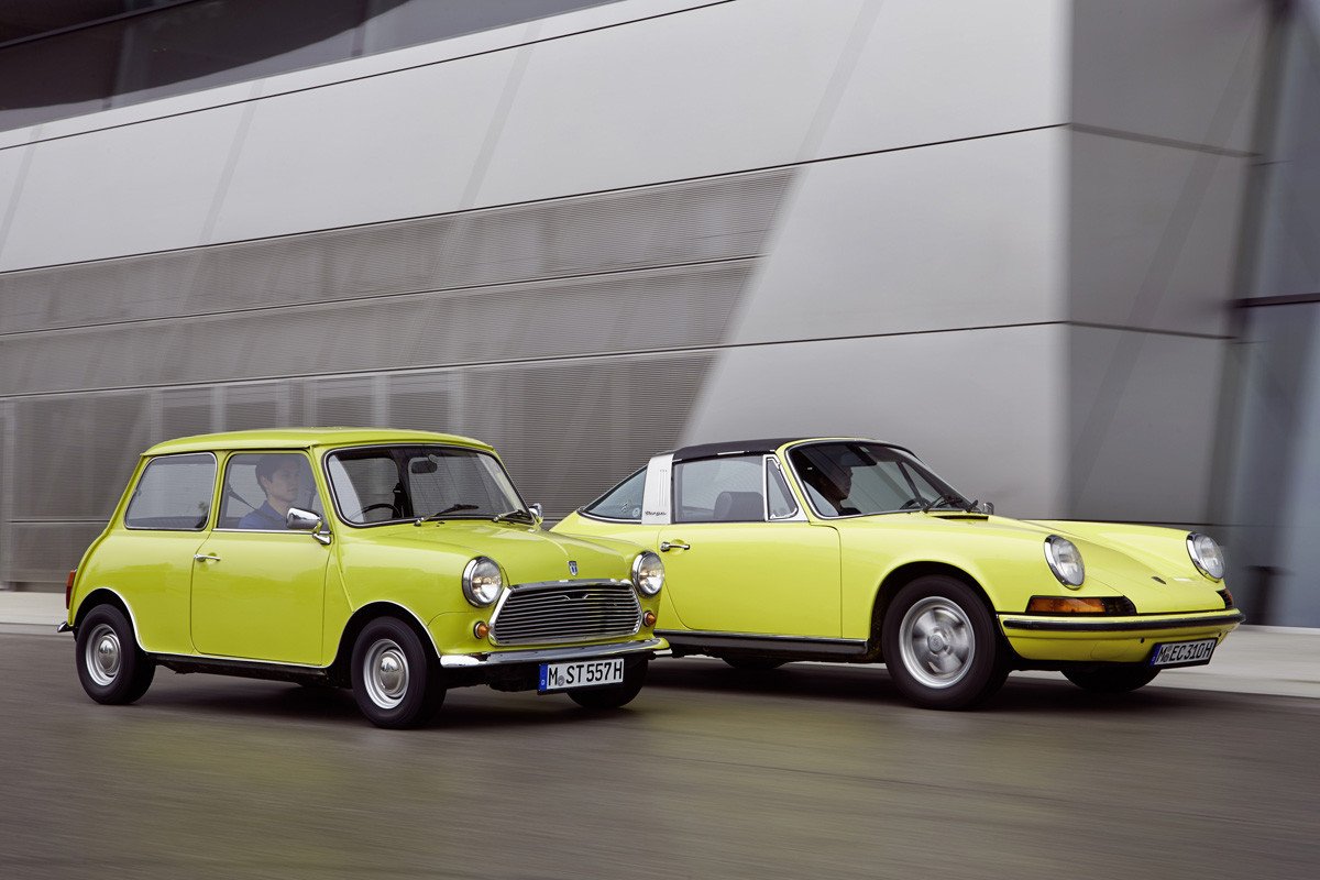 El MINI felicita al Porsche 911 por su 50 cumpleaños