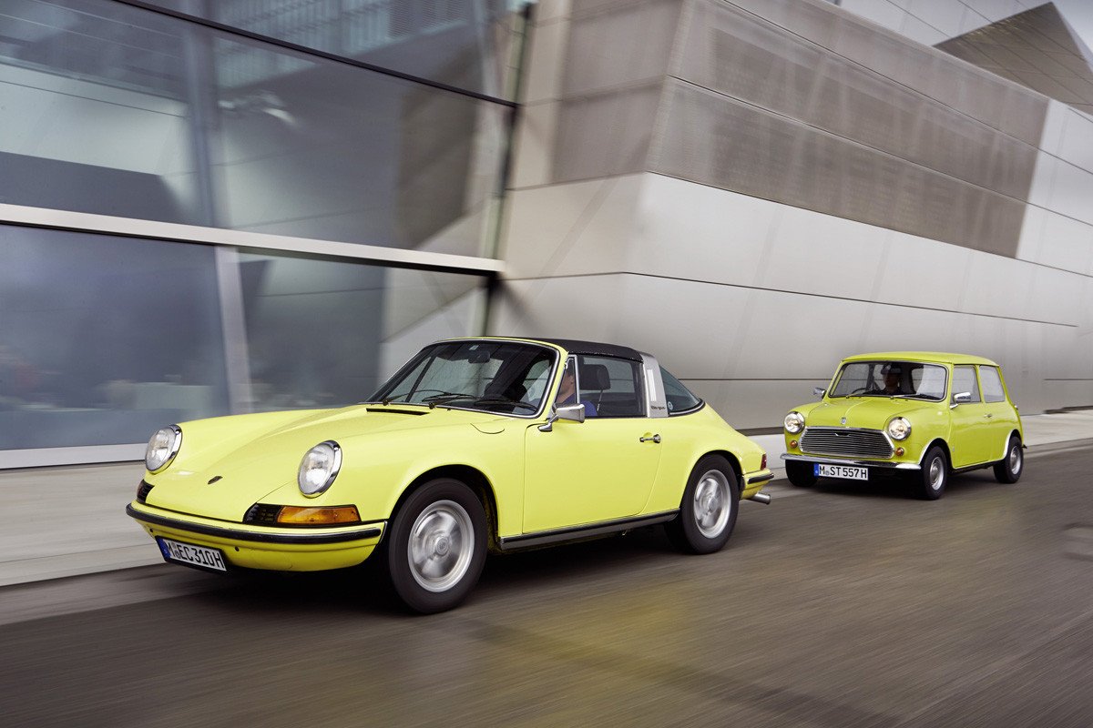 El MINI felicita al Porsche 911 por su 50 cumpleaños