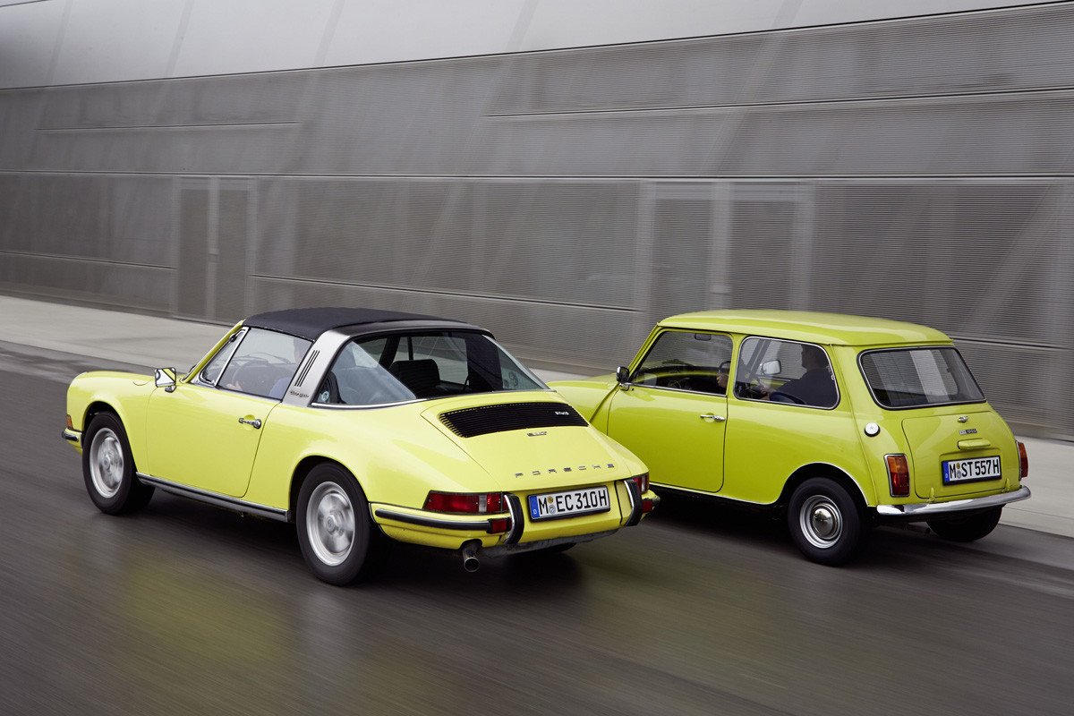 El MINI felicita al Porsche 911 por su 50 cumpleaños