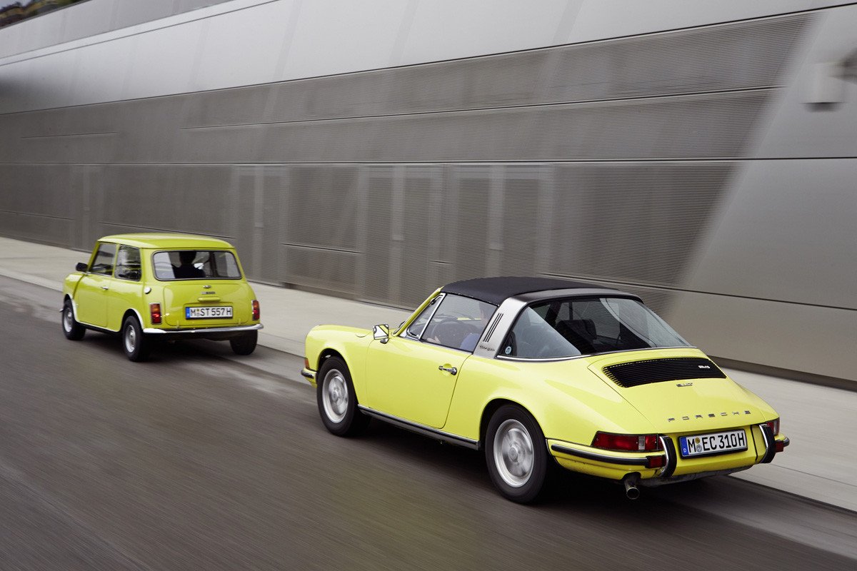 El MINI felicita al Porsche 911 por su 50 cumpleaños