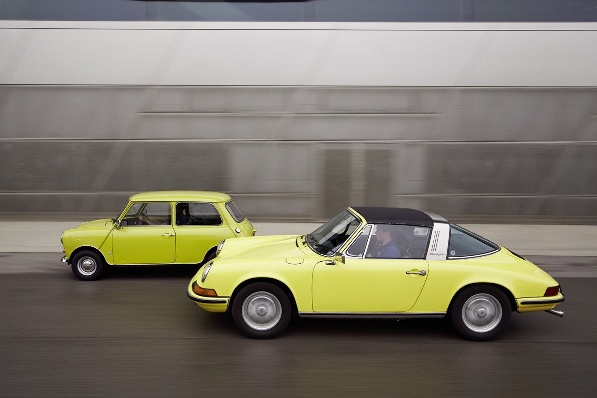 El MINI felicita al Porsche 911 por su 50 cumpleaños