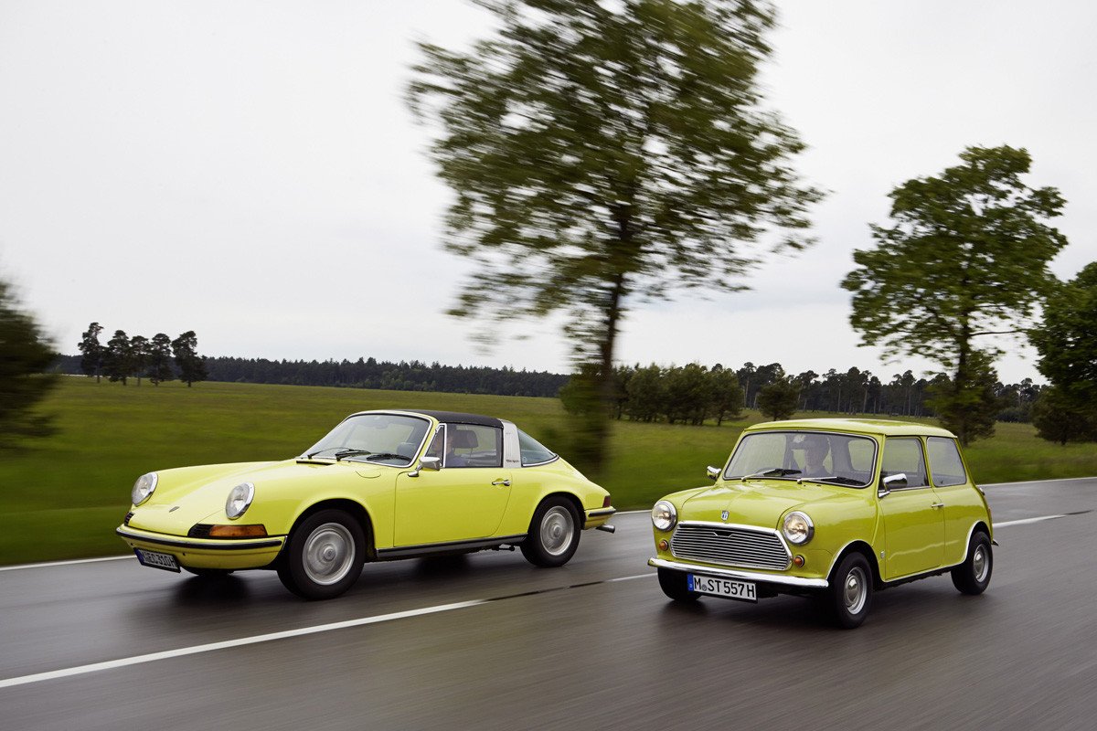 El MINI felicita al Porsche 911 por su 50 cumpleaños