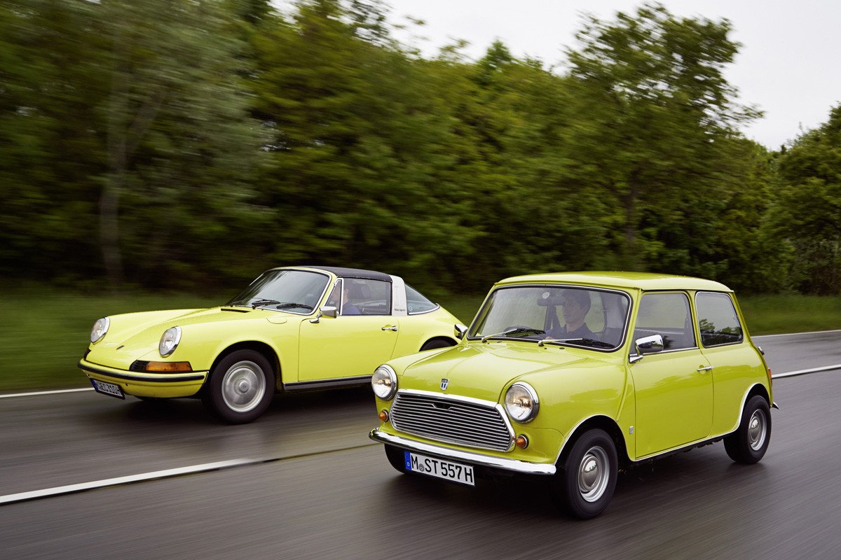 El MINI felicita al Porsche 911 por su 50 cumpleaños