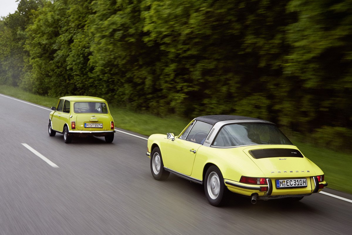 El MINI felicita al Porsche 911 por su 50 cumpleaños