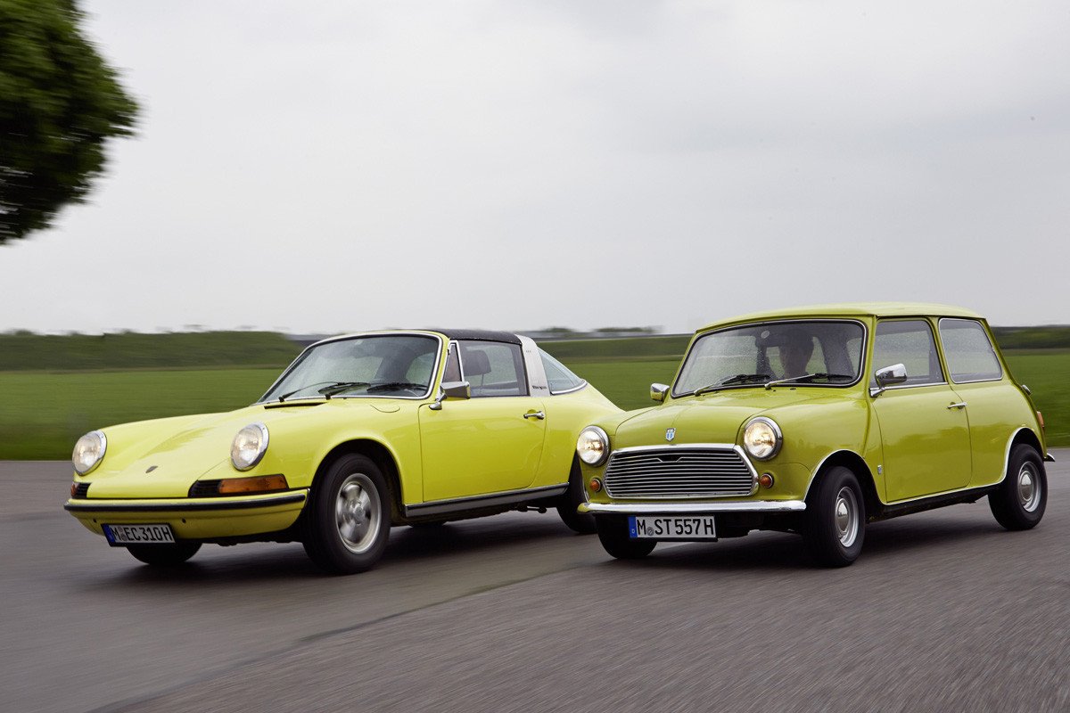 El MINI felicita al Porsche 911 por su 50 cumpleaños