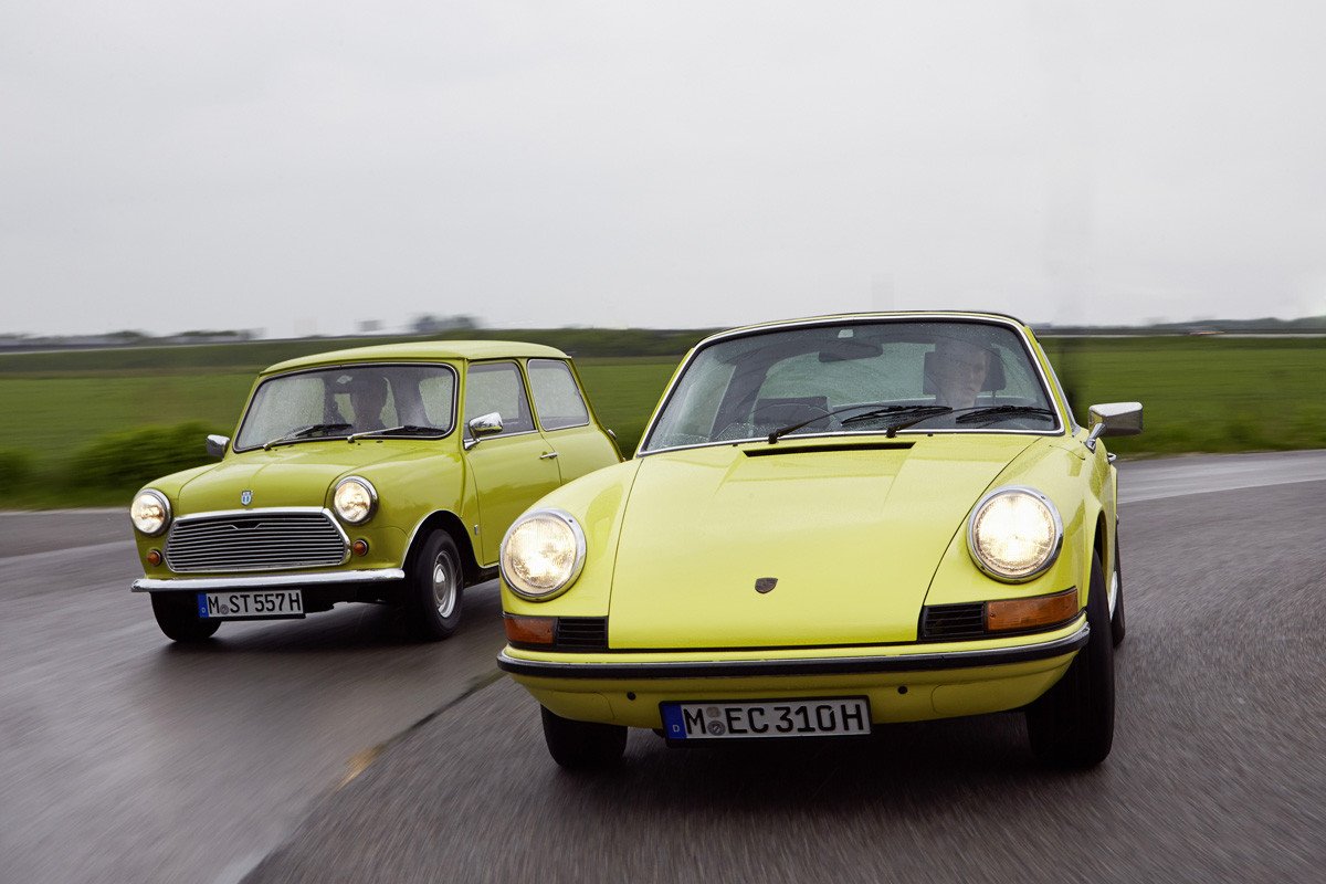 El MINI felicita al Porsche 911 por su 50 cumpleaños