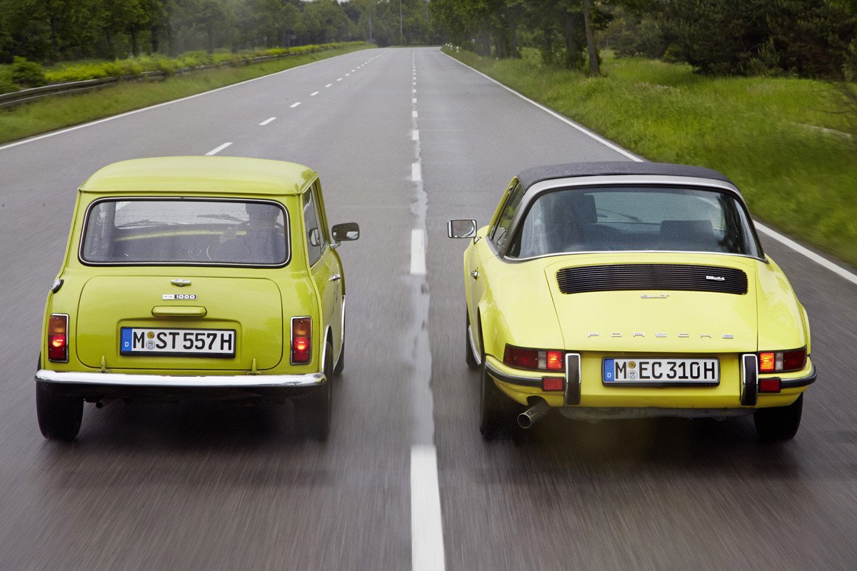 El MINI felicita al Porsche 911 por su 50 cumpleaños
