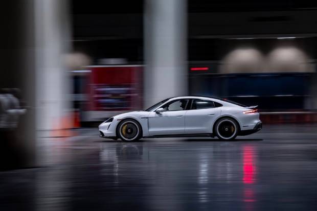 VÍDEO: El Porsche Taycan, récord de velocidad... ¡En un edificio!
