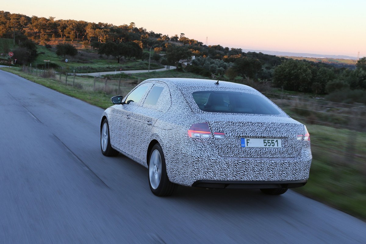 Primeras imágenes del nuevo Skoda Superb