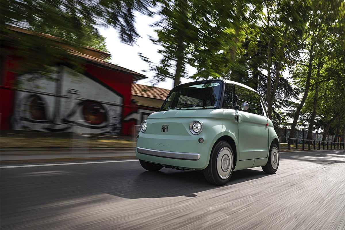 coche eléctrico circulando por la ciudad