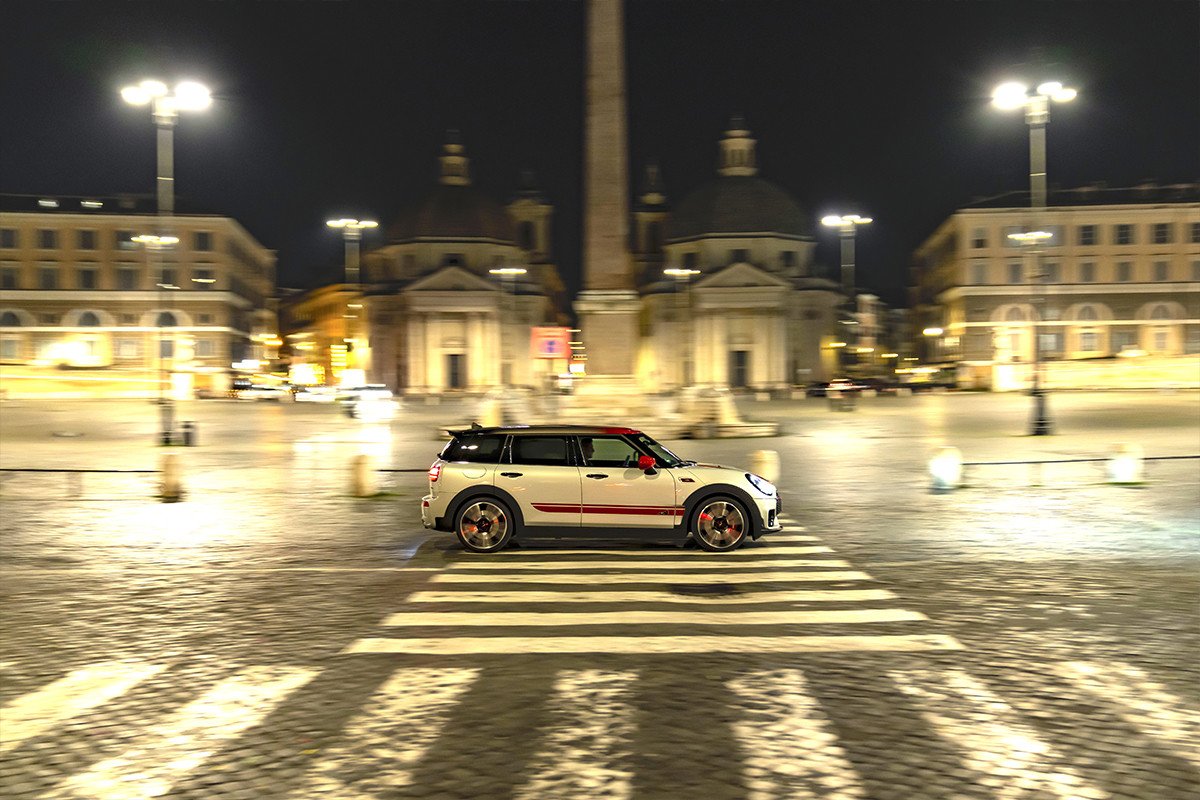 coche en ciudad nocturna
