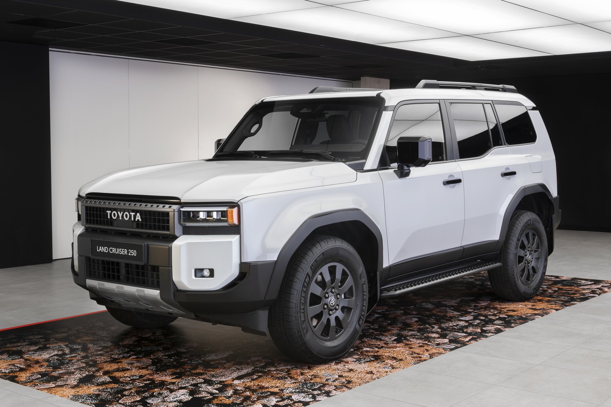Vemos y tocamos al nuevo Toyota Land Cruiser y te explicamos por qué será tan exclusivo