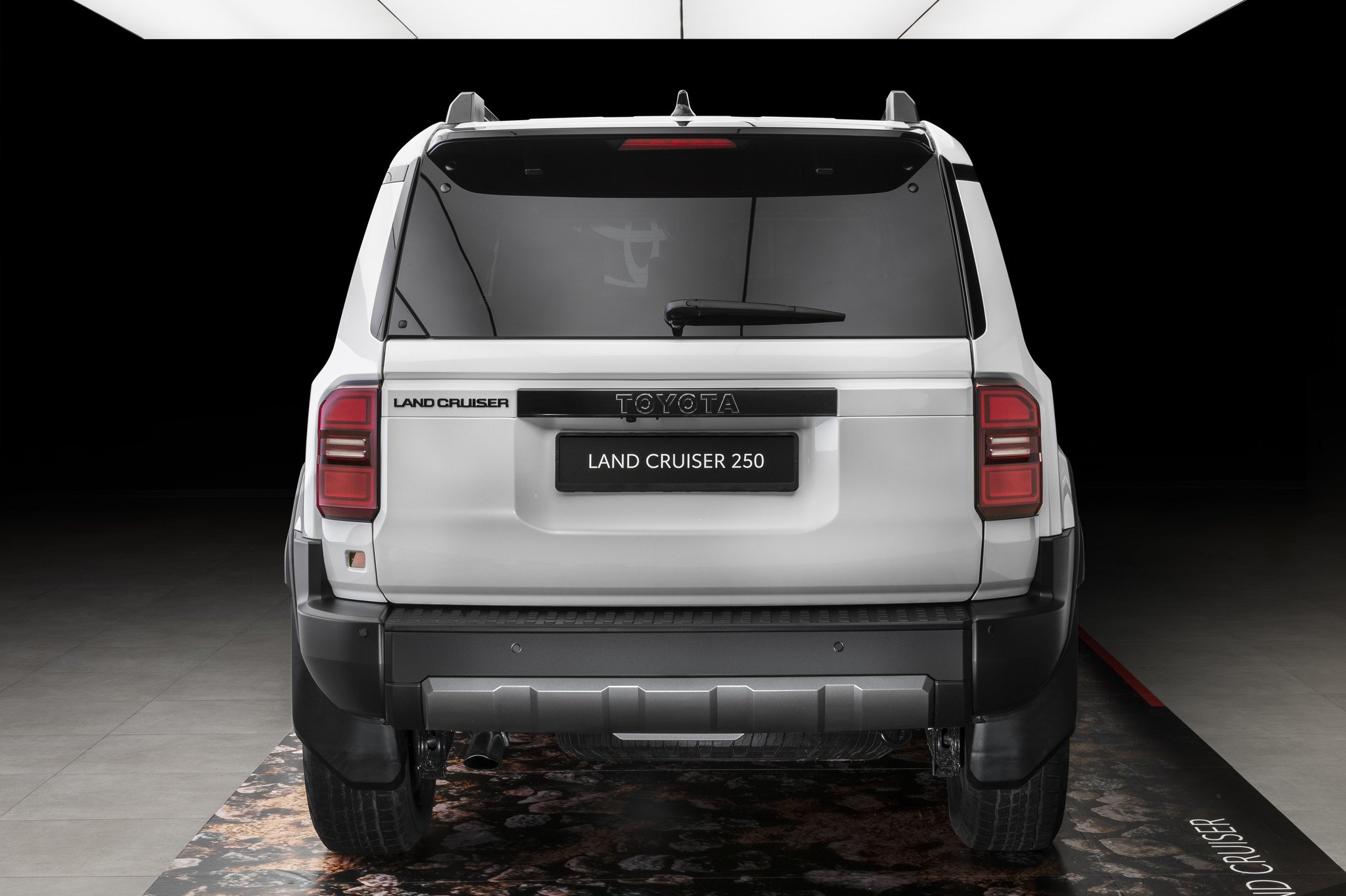 Vemos y tocamos al nuevo Toyota Land Cruiser y te explicamos por qué será tan exclusivo