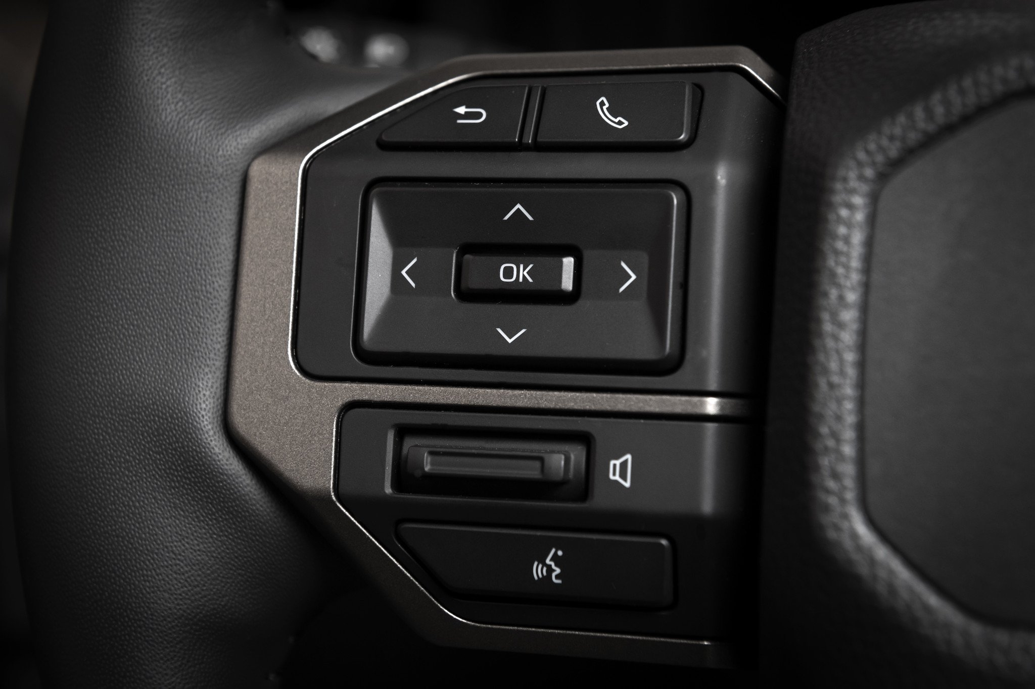 Vemos y tocamos al nuevo Toyota Land Cruiser y te explicamos por qué será tan exclusivo