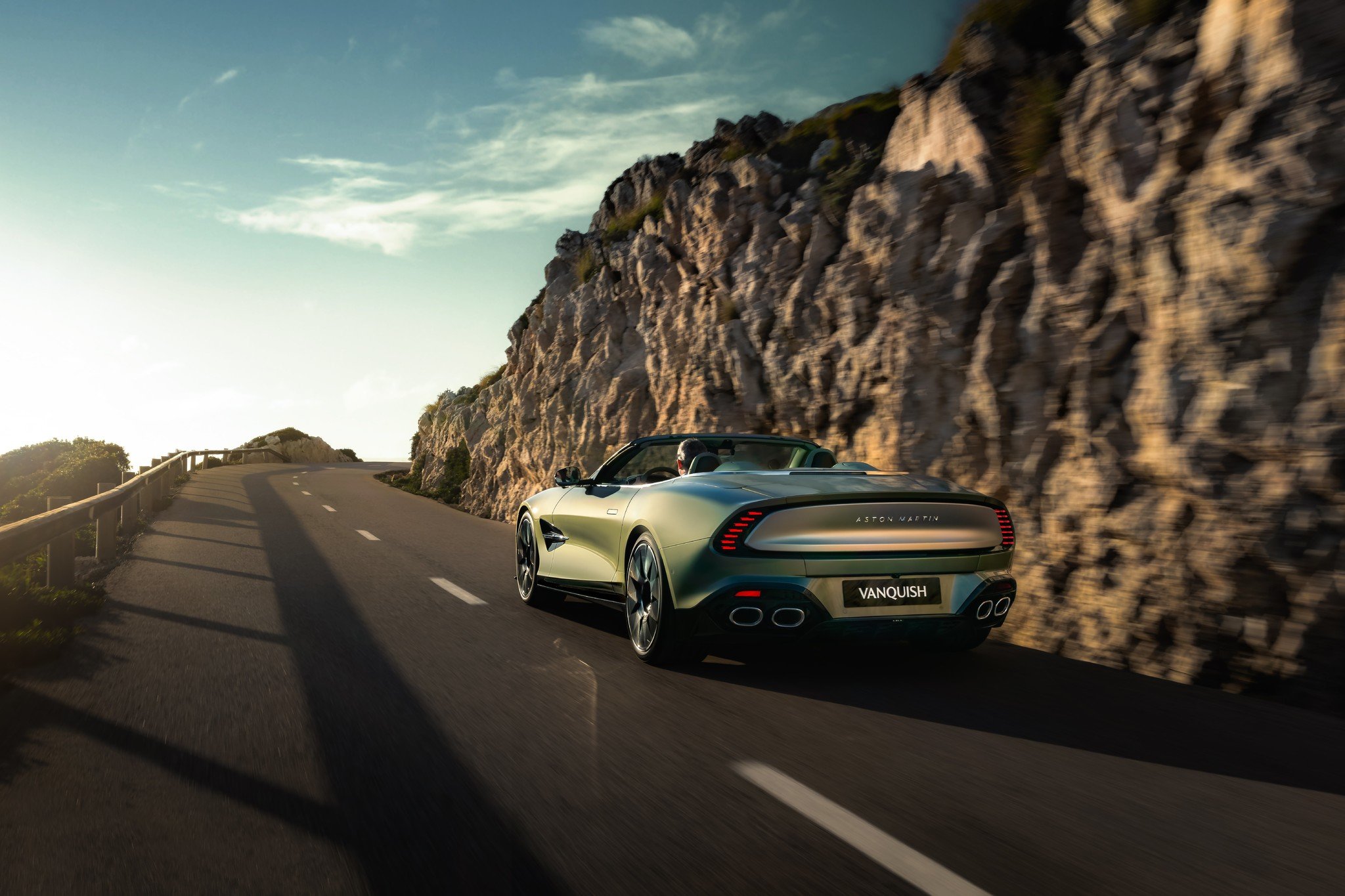 Aston Martin Vanquish Volante 2025 (2)