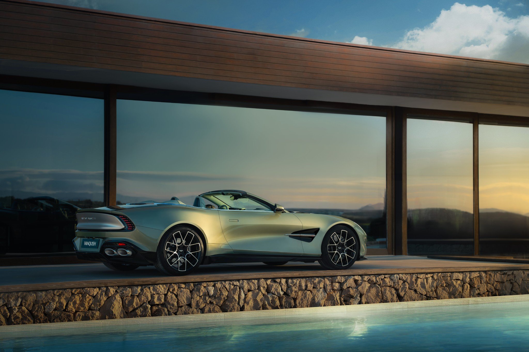Nuevo Aston Martin Vanquish Volante: V12 con 835 CV y descapotable con techo de tela