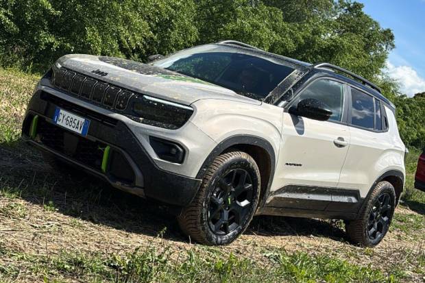 Prueba Jeep Avenger 4xe en off-road: cómo disfrutar un verdadero 4x4 llenándolo de barro