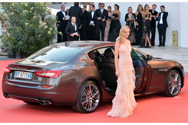 Un Maserati Quattroporte lleva a las estrellas del Festival de Venencia