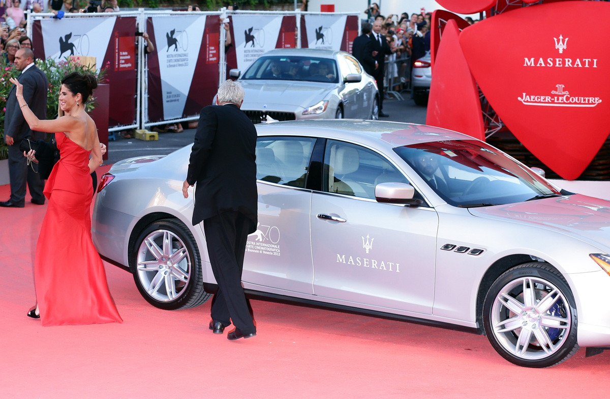 Un Maserati Quattroporte lleva a las estrellas del Festival de Venencia
