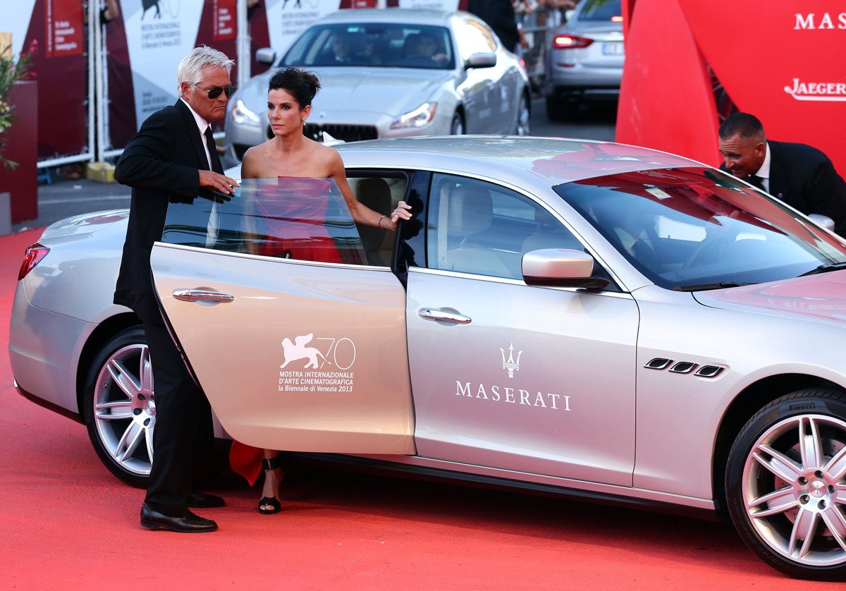 Un Maserati Quattroporte lleva a las estrellas del Festival de Venencia